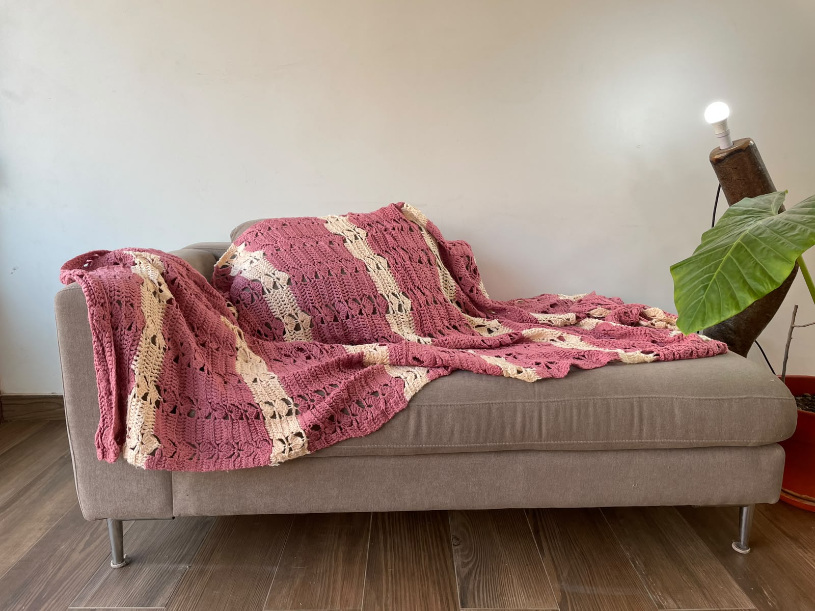 Manta a crochet Rosa Aura 150x160cm