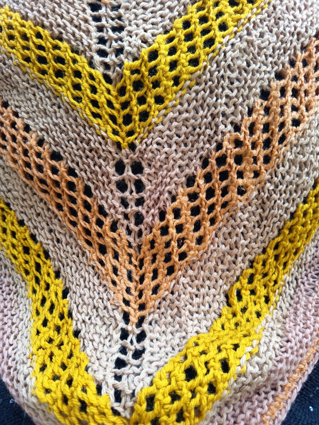 Tejido crochet geometría dorada 65x130cm