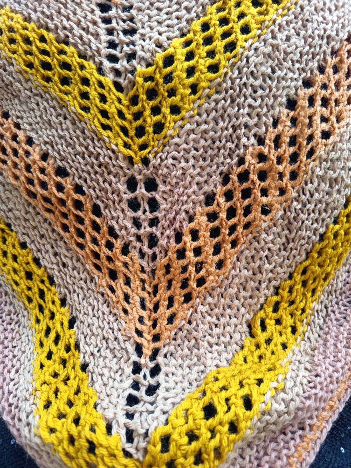 Tejido crochet geometría dorada 65x130cm