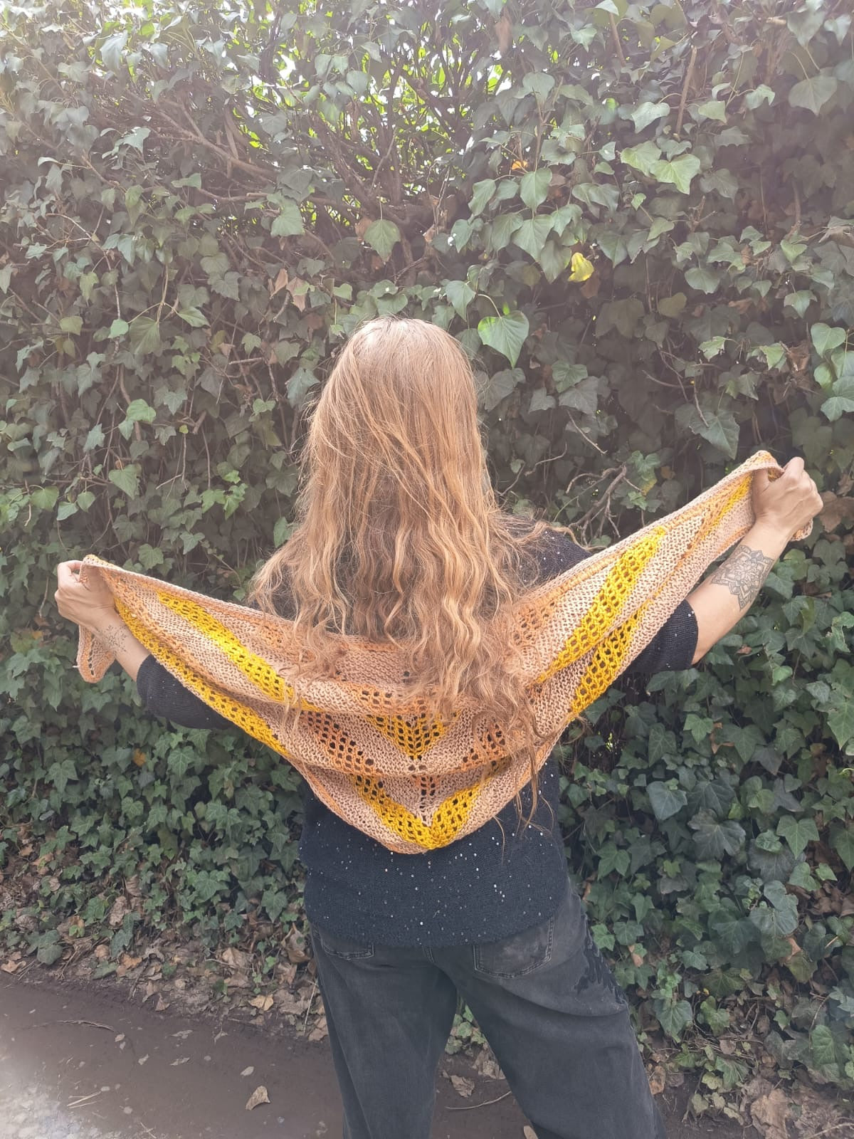Tejido crochet geometría dorada 65x130cm