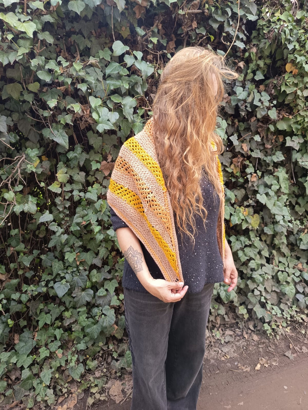 Tejido crochet geometría dorada 65x130cm