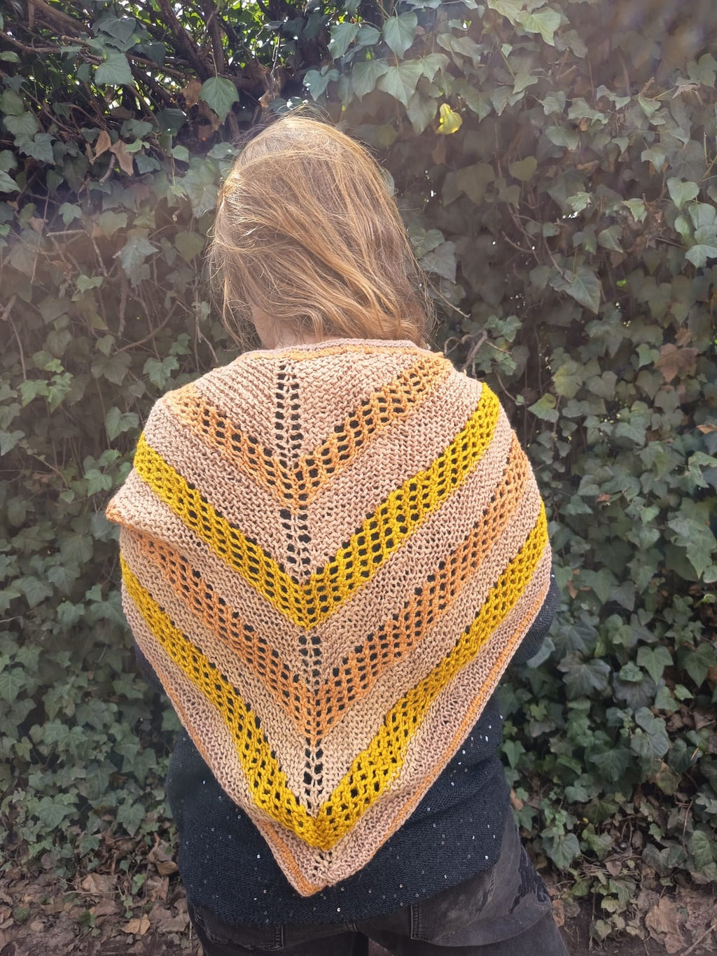Tejido crochet geometría dorada 65x130cm