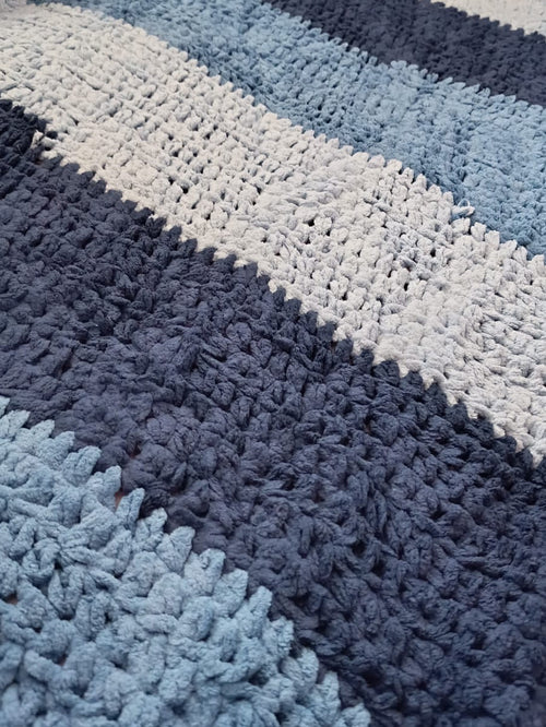 Manta a crochet Acunadora - Rayas Azules Cielo