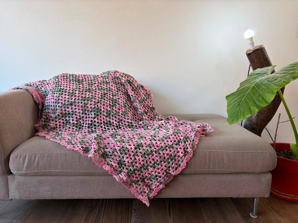 Manta Cuadros Rosa y Gris - Crochet Artesanal 140X102