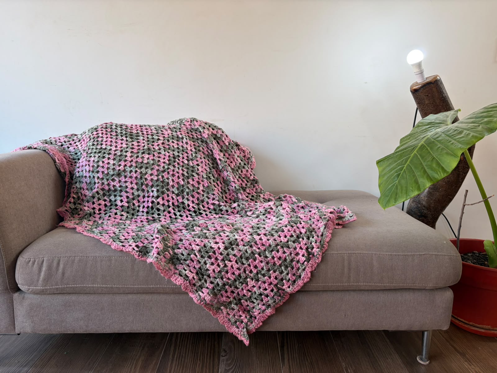 Manta Cuadros Rosa y Gris - Crochet Artesanal 140X102