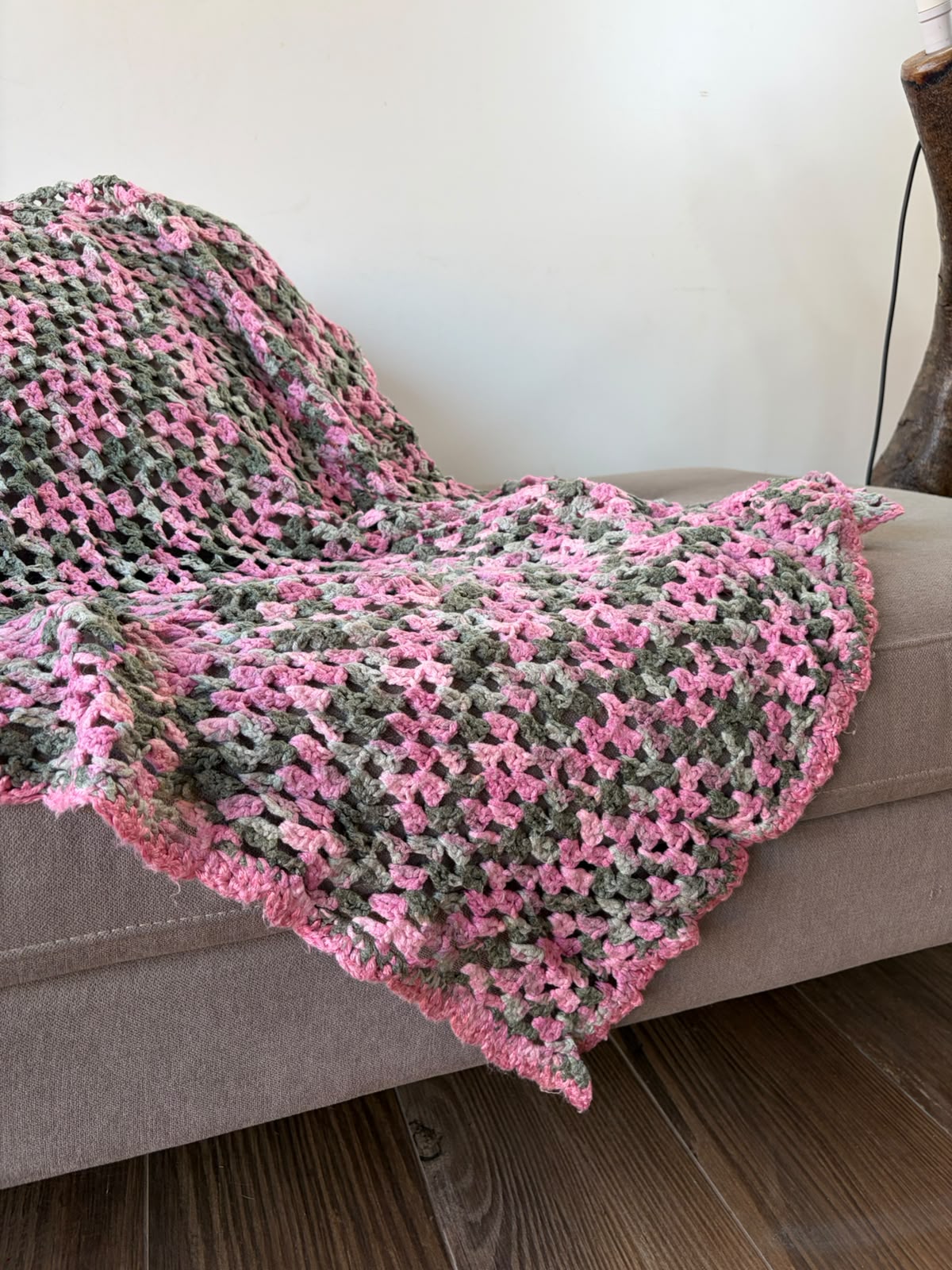 Manta Cuadros Rosa y Gris - Crochet Artesanal 140X102